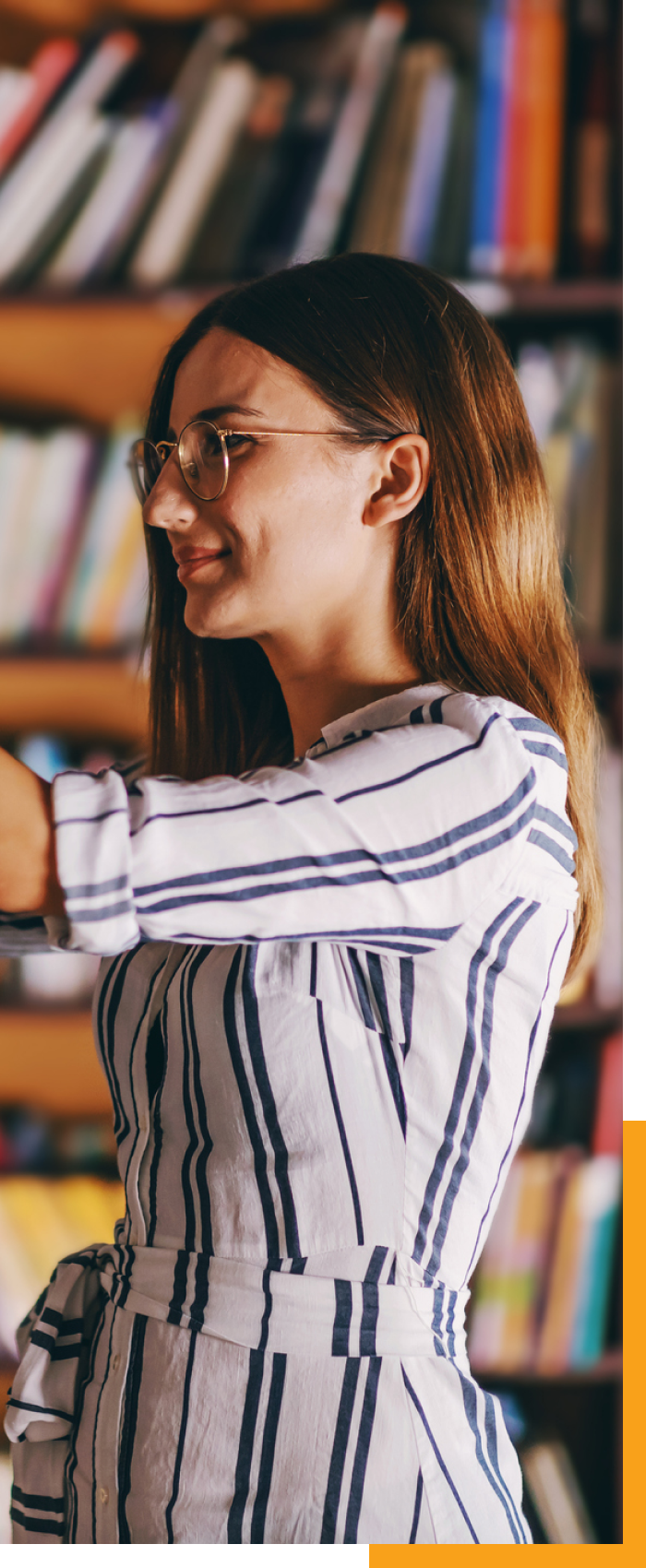 bookstore-woman-putting-books-on-shelf