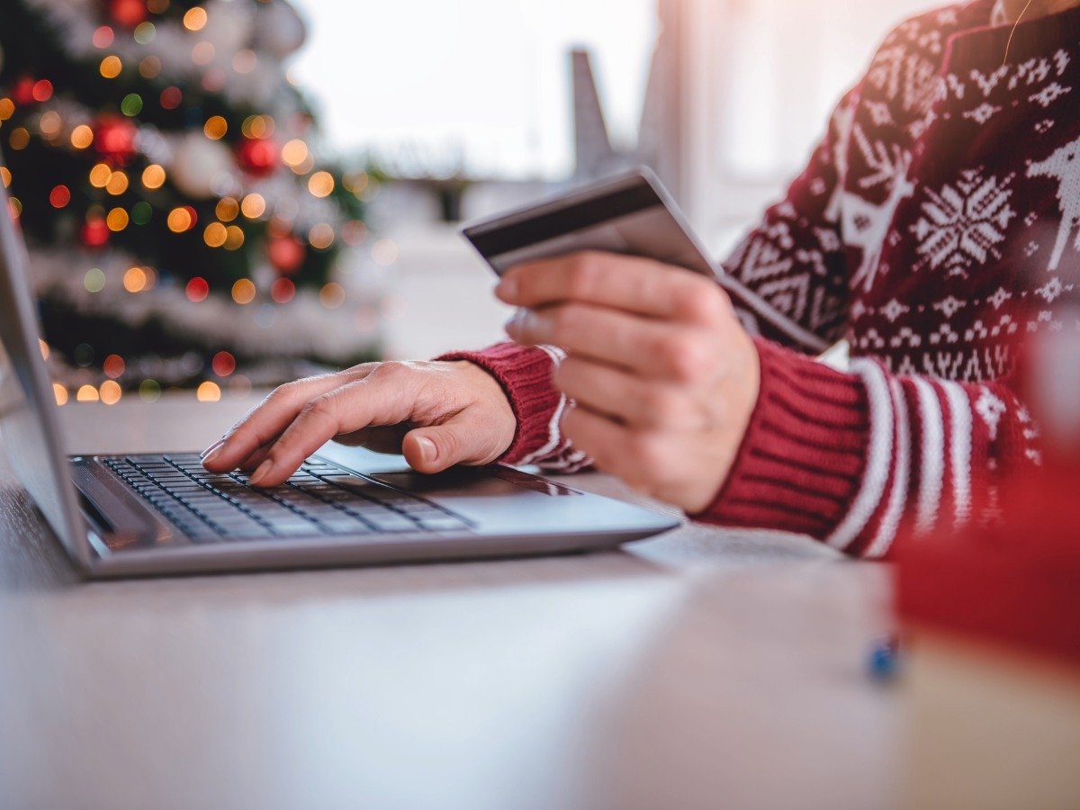 Online shopping and the buyer's journey during holiday shopping